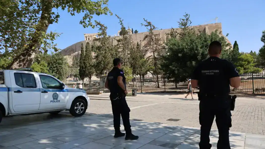 Επίθεση με μαχαίρι στην Ακρόπολη: «Άκουσα ουρλιαχτά και είδα τη γυναίκα μαχαιρωμένη να αιμορραγεί», λέει αυτόπτης μάρτυρας Επίθεση με μαχαίρι στην Ακρόπολη: «Άκουσα ουρλιαχτά και είδα τη γυναίκα μαχαιρωμένη να αιμορραγεί», λέει αυτόπτης μάρτυρας
