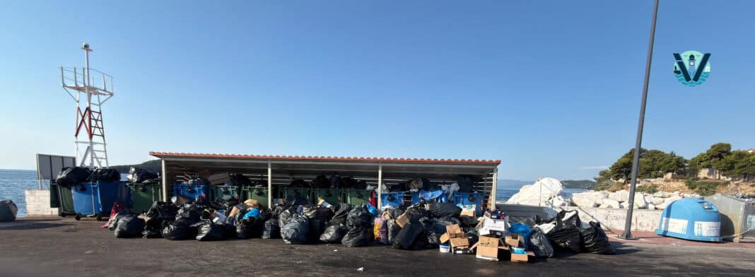 Ασφυκτική εικόνα στο λιμάνι: Σωροί απορριμμάτων υποδέχθηκαν επιβάτες και επισκέπτες Ασφυκτική εικόνα στο λιμάνι: Σωροί απορριμμάτων υποδέχθηκαν επιβάτες και επισκέπτες