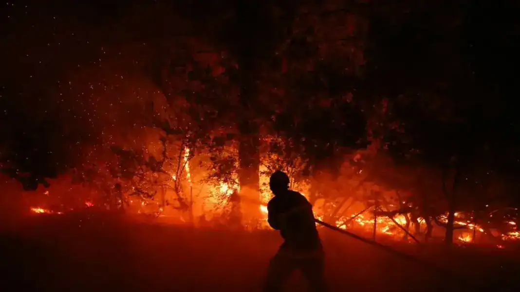 Κόλαση φωτιάς στη νοτιοδυτική Γαλλία: Εκκενώνεται με το θέρετρο Καπ Φερέ – Άνθρωποι απομακρύνoνται με βάρκες Κόλαση φωτιάς στη νοτιοδυτική Γαλλία: Εκκενώνεται με το θέρετρο Καπ Φερέ – Άνθρωποι απομακρύνoνται με βάρκες