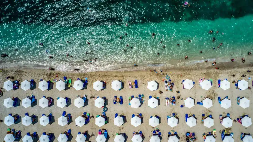 Συλλήψεις για τραπεζοκαθίσματα και ομπρέλες Συλλήψεις για τραπεζοκαθίσματα και ομπρέλες