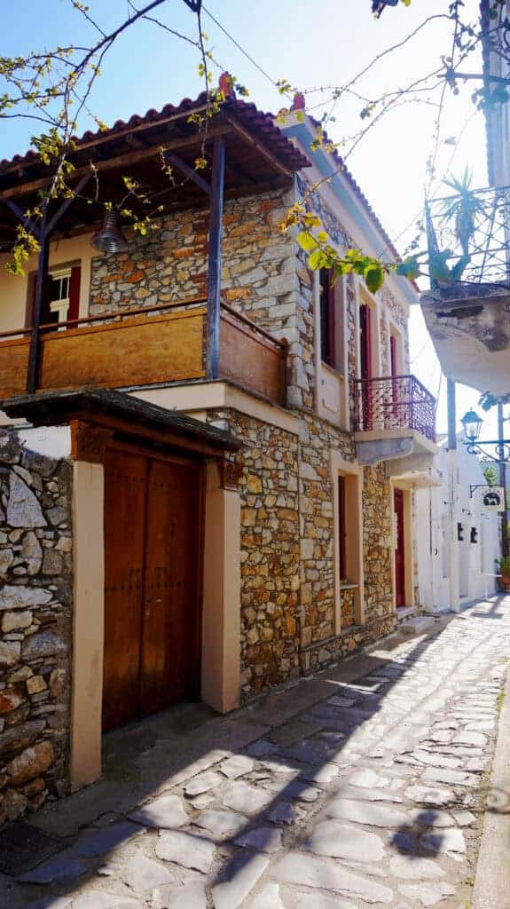 «Σκιαθίτικο Σπίτι»: Οι δίδυμες αδελφές που μετέτρεψαν το πατρικό τους σε ένα open house γεμάτο ιστορία «Σκιαθίτικο Σπίτι»: Οι δίδυμες αδελφές που μετέτρεψαν το πατρικό τους σε ένα open house γεμάτο ιστορία