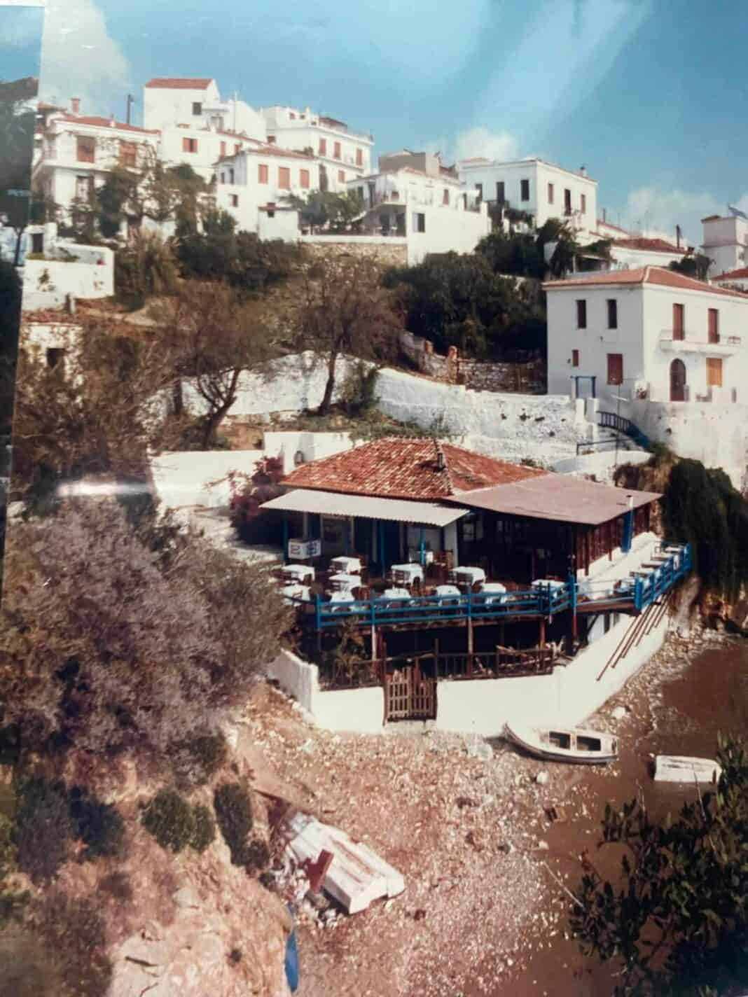 Σπάνια φωτογραφία από τις Πλάκες της Σκιάθου – Ποιος θυμάται το παραθαλάσσιο αυτό εστιατόριο; Σπάνια φωτογραφία από τις Πλάκες της Σκιάθου – Ποιος θυμάται το παραθαλάσσιο αυτό εστιατόριο;
