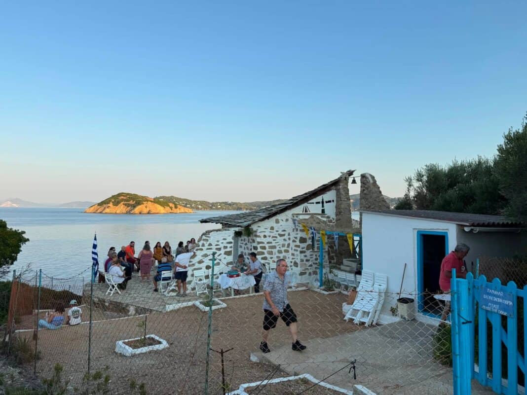 Από την Θεία Λειτουργία στο εξωκκλήσι των Αγίων Μαρτύρων Φλώρου και Λαύρου στο νησάκι «Μεγάλος Τσουγκριάς» Από την Θεία Λειτουργία στο εξωκκλήσι των Αγίων Μαρτύρων Φλώρου και Λαύρου στο νησάκι «Μεγάλος Τσουγκριάς»