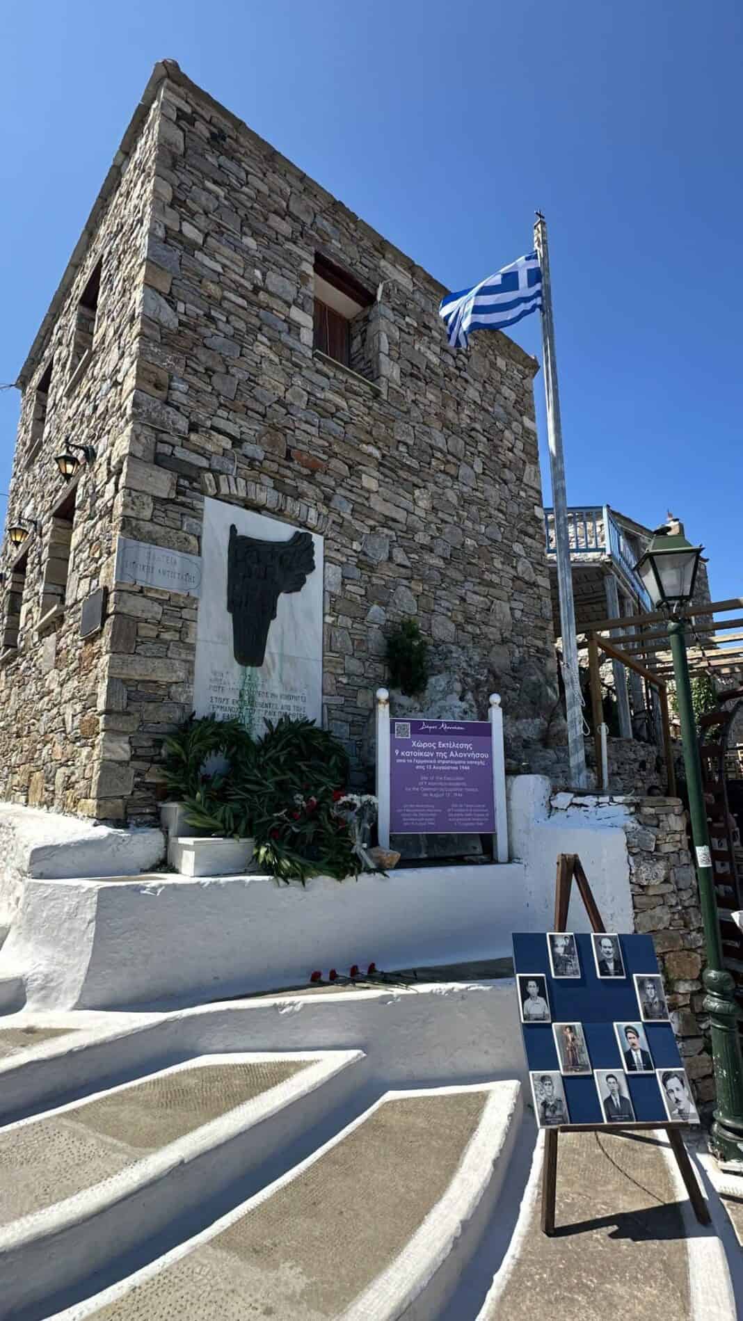 Η Αλόννησος τίμησε τη μνήμη των εκτελεσθέντων της 15ης Αυγούστου 1944 Η Αλόννησος τίμησε τη μνήμη των εκτελεσθέντων της 15ης Αυγούστου 1944