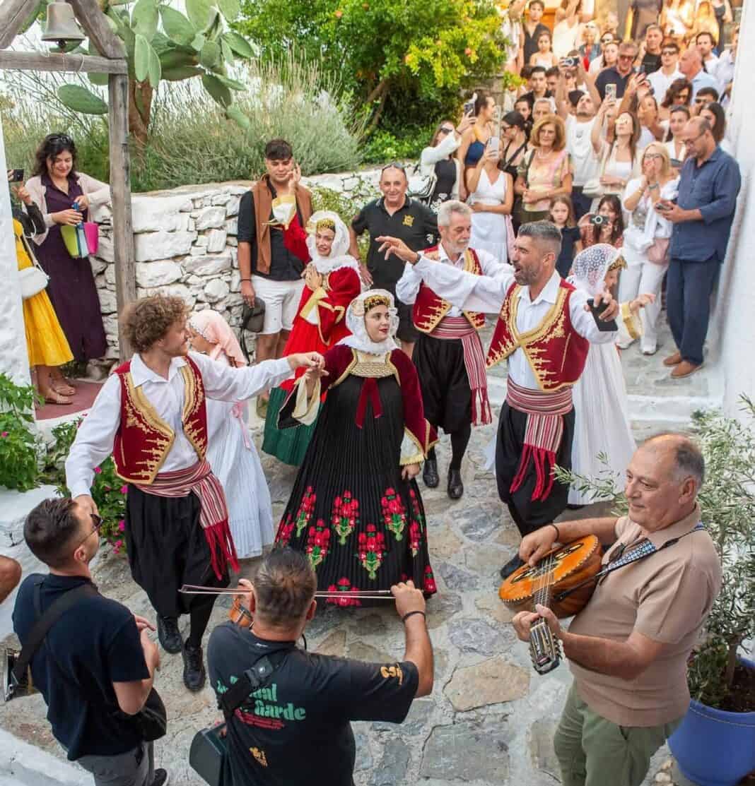 Πλήθος κόσμου στην αναπαράσταση του Αλοννησιώτικου Παραδοσιακού Γάμου Πλήθος κόσμου στην αναπαράσταση του Αλοννησιώτικου Παραδοσιακού Γάμου