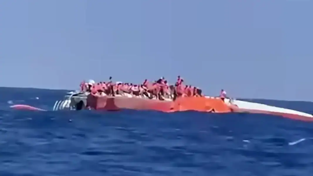Κύπρος: Βυθίστηκε επιβατηγό πλοίο με 279 άτομα ανοιχτά της Κερύνειας – Μεγάλη επιχείρηση διάσωσης Κύπρος: Βυθίστηκε επιβατηγό πλοίο με 279 άτομα ανοιχτά της Κερύνειας – Μεγάλη επιχείρηση διάσωσης