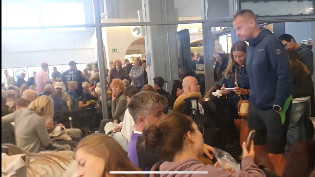 Kαθυστερήσεις στο αεροδρόμιο της Σκιάθου λόγω των καιρικών συνθηκών Kαθυστερήσεις στο αεροδρόμιο της Σκιάθου λόγω των καιρικών συνθηκών