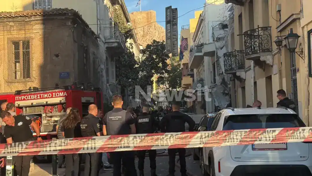 Έκρηξη στην Πλάκα: Κατέρρευσε κτίριο στην οδό Λυσικράτους – Απεγκλωβίστηκαν δυο γυναίκες, τραυματίστηκε περαστικός Έκρηξη στην Πλάκα: Κατέρρευσε κτίριο στην οδό Λυσικράτους – Απεγκλωβίστηκαν δυο γυναίκες, τραυματίστηκε περαστικός
