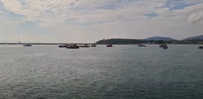 Με αναμμένους πυρσούς οι αλιείς απέκλεισαν συμβολικά το λιμάνι του Βόλου Με αναμμένους πυρσούς οι αλιείς απέκλεισαν συμβολικά το λιμάνι του Βόλου