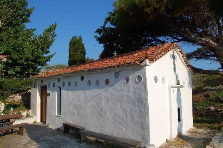 TA ENTOIΧΙΣΜΕΝΑ ΠΙΝΑΚΙΑ ΣΤΟΥΣ ΕΞΟΧΙΚΟΥΣ ΝΑΟΥΣ ΤΗΣ ΣΚΙΑΘΟΥ TA ENTOIΧΙΣΜΕΝΑ ΠΙΝΑΚΙΑ ΣΤΟΥΣ ΕΞΟΧΙΚΟΥΣ ΝΑΟΥΣ ΤΗΣ ΣΚΙΑΘΟΥ