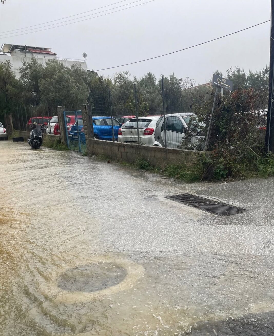 Χρήστος Τσιότρας: Μια βόλτα στους δρόμους του νησιού με τη βροχή Χρήστος Τσιότρας: Μια βόλτα στους δρόμους του νησιού με τη βροχή