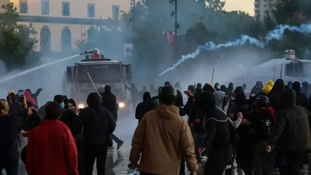 Χάος στην Αλβανία: Κτίρια στις φλόγες, επεισόδια και ρίψεις μολότοφ στα Τίρανα – «Οι διαδηλωτές είναι μάζα που θέλει ψυχολόγο» λέει ο Ράμα Χάος στην Αλβανία: Κτίρια στις φλόγες, επεισόδια και ρίψεις μολότοφ στα Τίρανα – «Οι διαδηλωτές είναι μάζα που θέλει ψυχολόγο» λέει ο Ράμα
