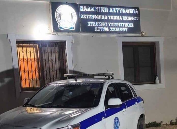 Σκιάθος: Συνελήφθη 40χρονος πριν βγει από το Αστυνομικό Τμήμα -Έσκισε κλήση τροχονομικής παράβασης Σκιάθος: Συνελήφθη 40χρονος πριν βγει από το Αστυνομικό Τμήμα -Έσκισε κλήση τροχονομικής παράβασης