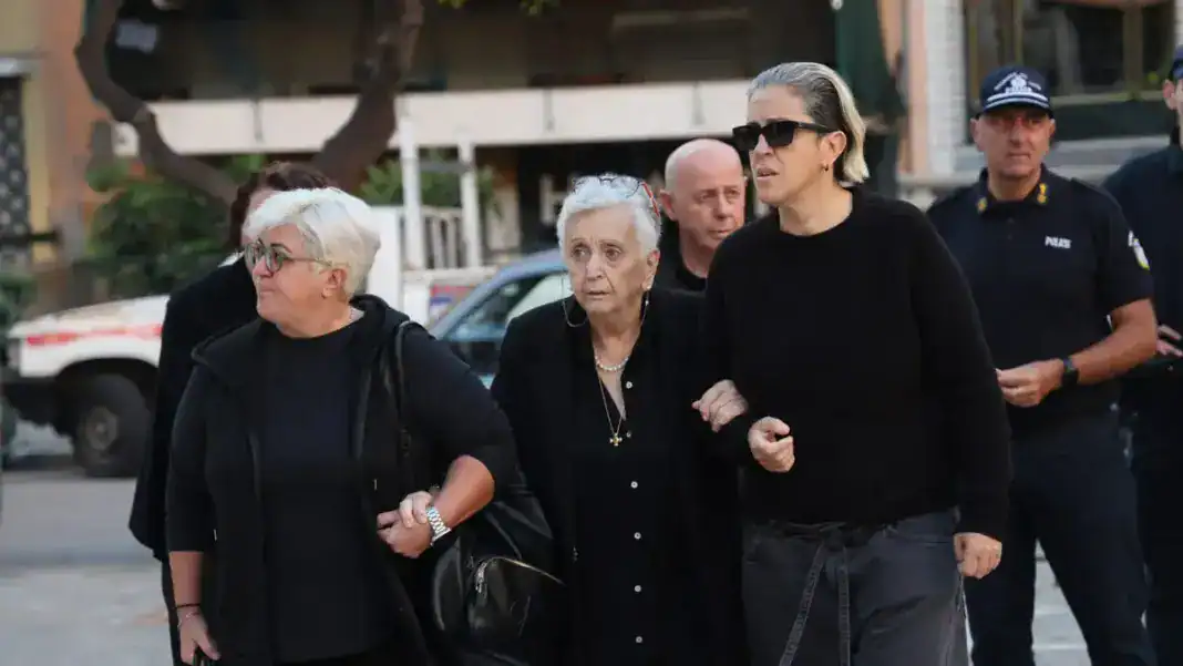 Μνημόσυνο Γιώργου Μαζωνάκη: Συντετριμμένη η οικογένειά του στη Νίκαια – Αυξημένα μέτρα προστασίας και πλήθος κόσμου Μνημόσυνο Γιώργου Μαζωνάκη: Συντετριμμένη η οικογένειά του στη Νίκαια – Αυξημένα μέτρα προστασίας και πλήθος κόσμου