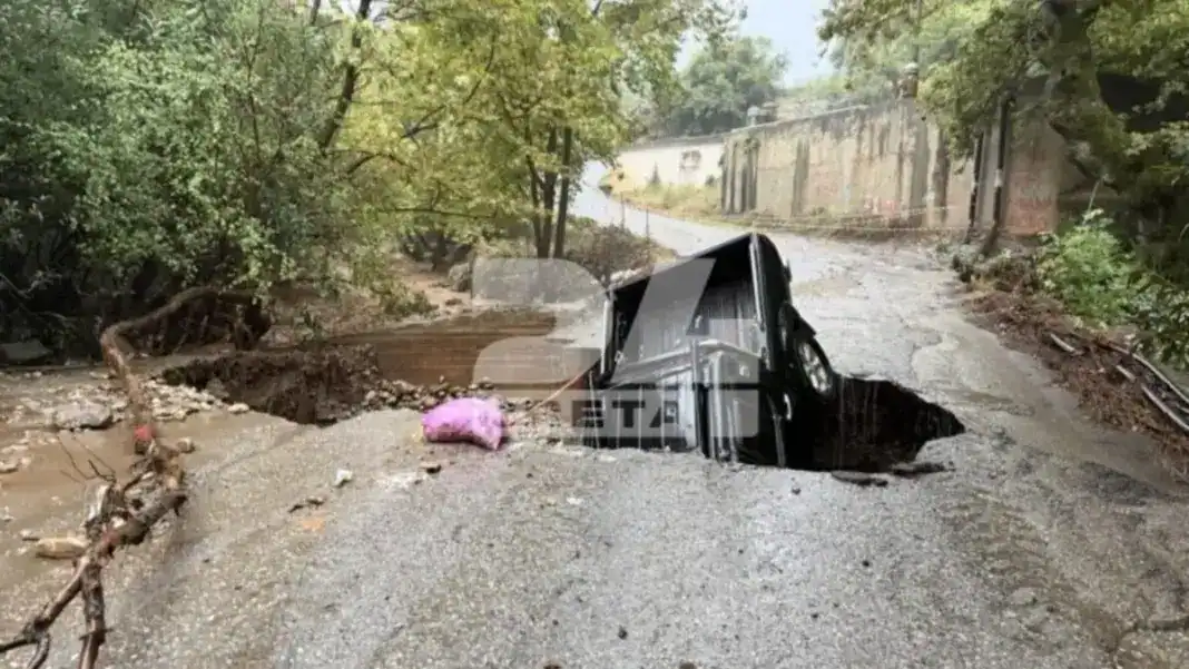 Η κακοκαιρία σφυροκοπά την Κρήτη: Πλημμύρισαν σπίτια, αυτοκίνητα θάφτηκαν στα λασπόνερα – Ήχησε το 112 σε Ρέθυμνο και Ηράκλειο Η κακοκαιρία σφυροκοπά την Κρήτη: Πλημμύρισαν σπίτια, αυτοκίνητα θάφτηκαν στα λασπόνερα – Ήχησε το 112 σε Ρέθυμνο και Ηράκλειο