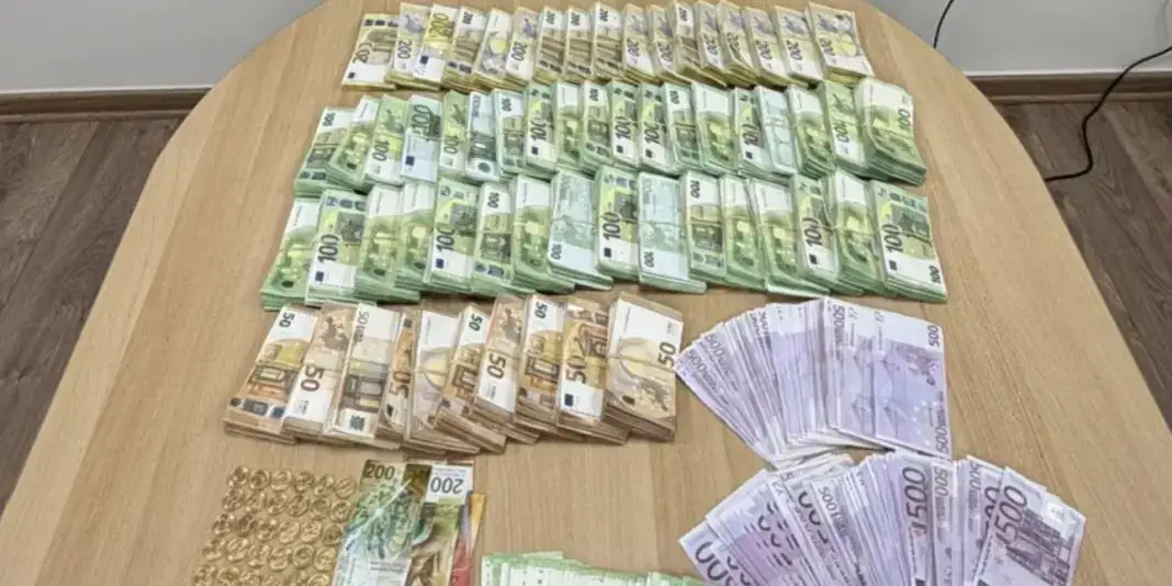 Η ανακοίνωση της ΕΛΑΣ για τα στημένα στο μπάσκετ: Βρέθηκαν και κατασχέθηκαν 931.000 ευρώ, 14 κινητά, αρχεία και σημειώσεις Η ανακοίνωση της ΕΛΑΣ για τα στημένα στο μπάσκετ: Βρέθηκαν και κατασχέθηκαν 931.000 ευρώ, 14 κινητά, αρχεία και σημειώσεις